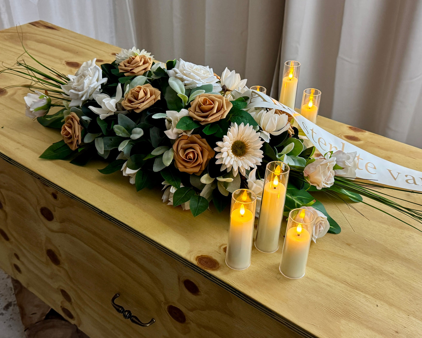 Ivoren kiststuk van zijden bloemen