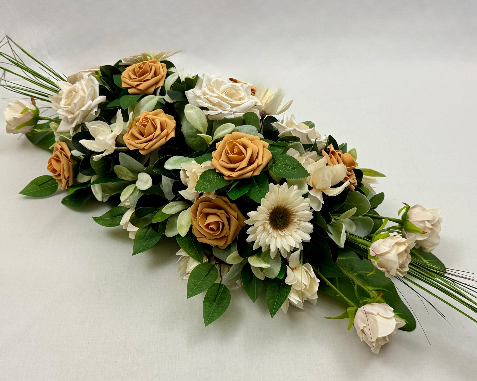 Ivoren kiststuk van zijden bloemen