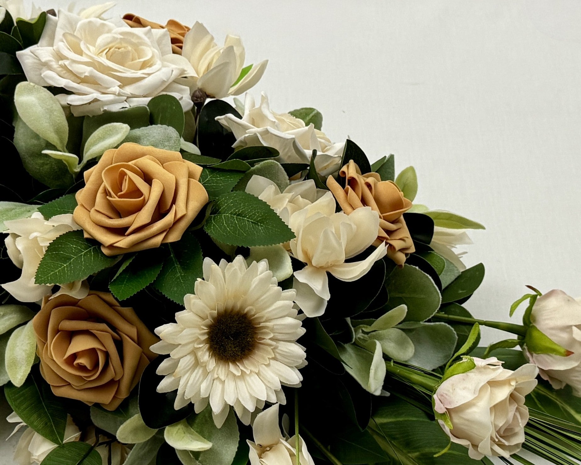 Ivoren kiststuk van zijden bloemen