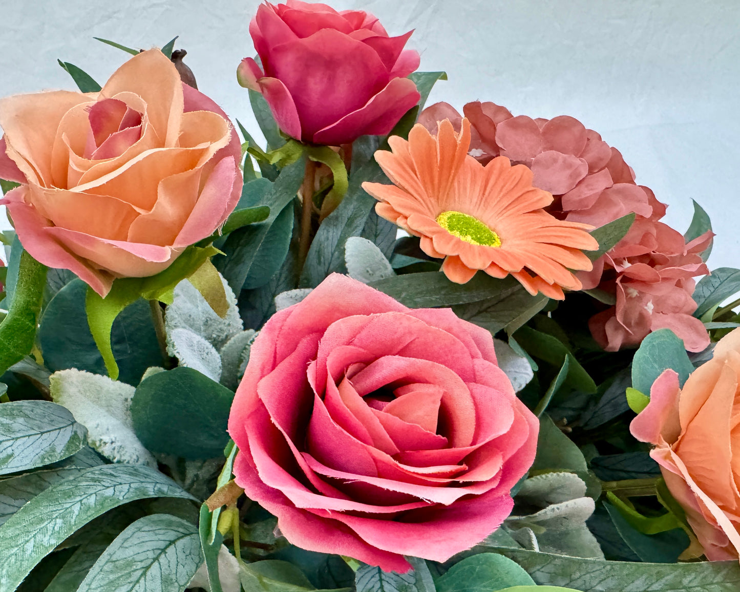 Kiststuk oud roze bloemen close up