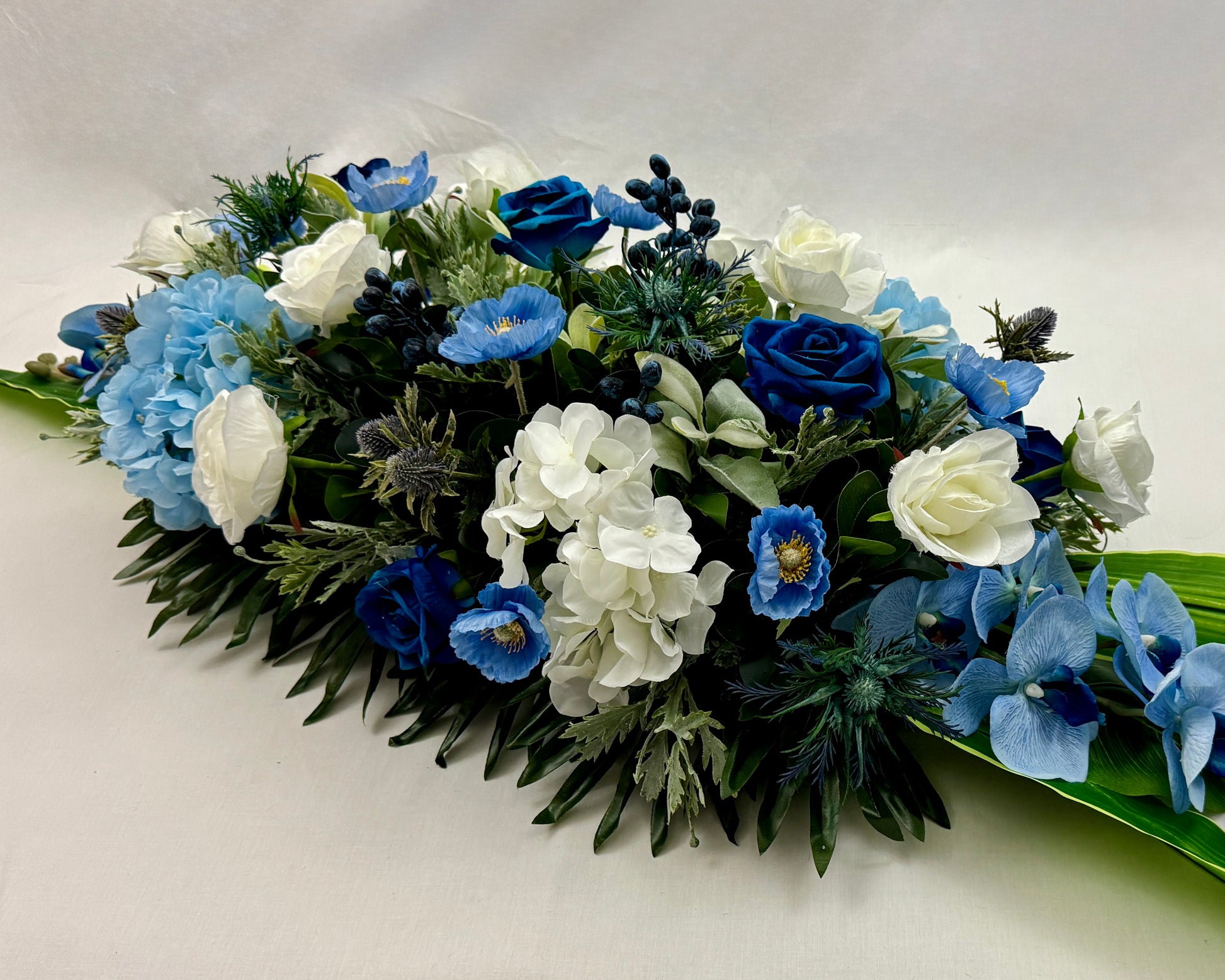 Zijden bloemen blauw op de kist