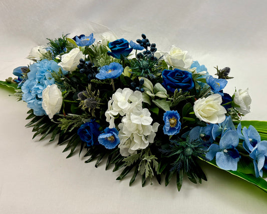 Zijden bloemen blauw op de kist