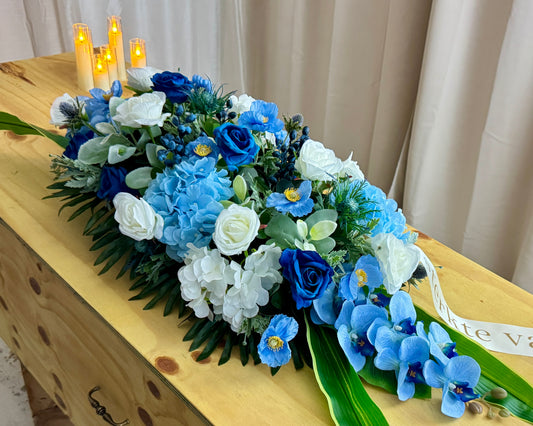 Zijden bloemen blauw op de kist