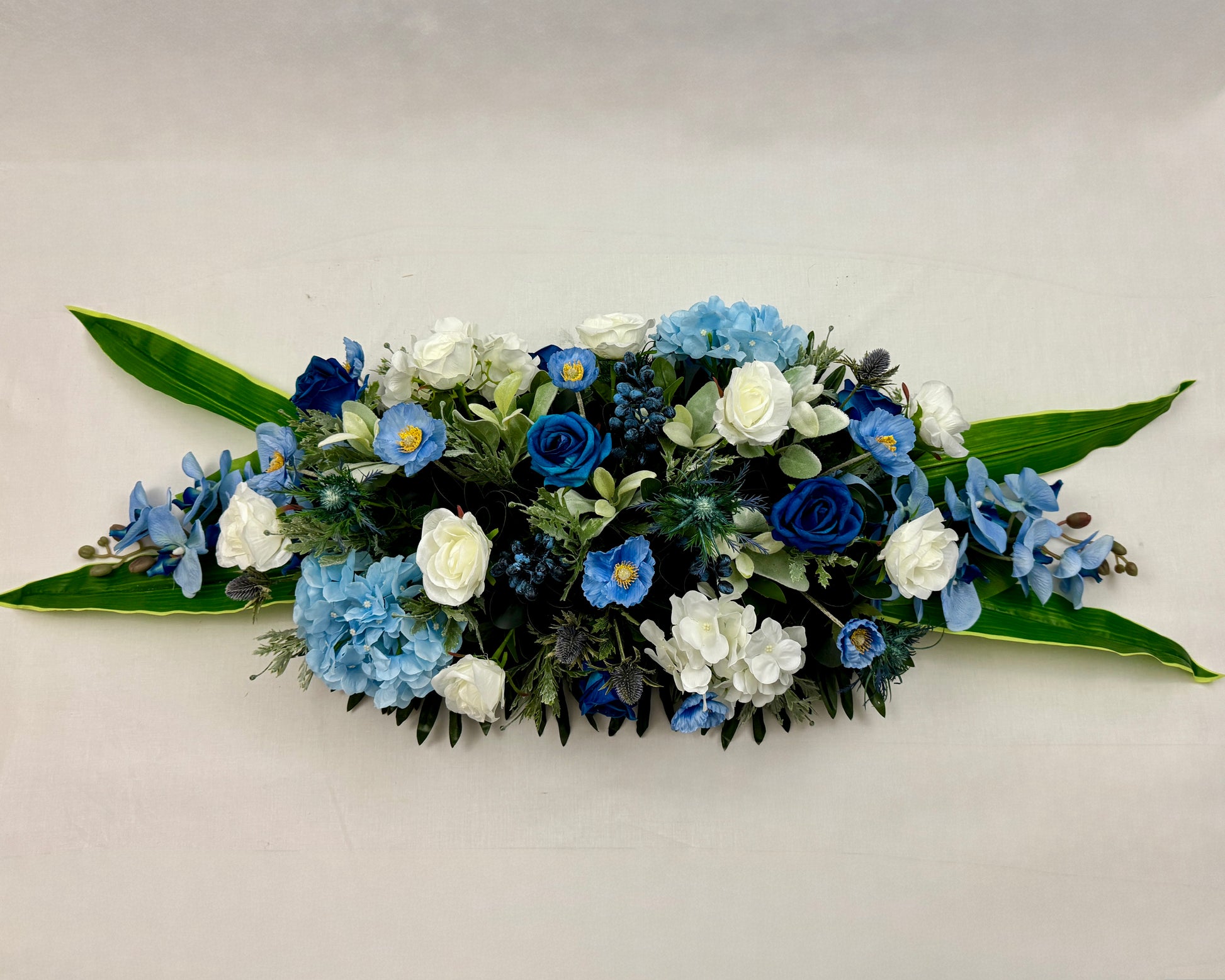 Zijden bloemen blauw op de kist