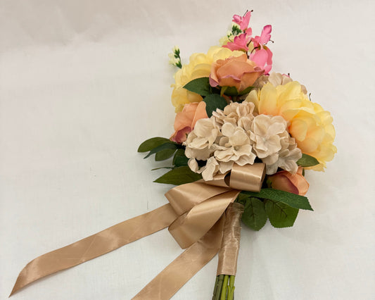 Liggend rouwboeket pioenrozen