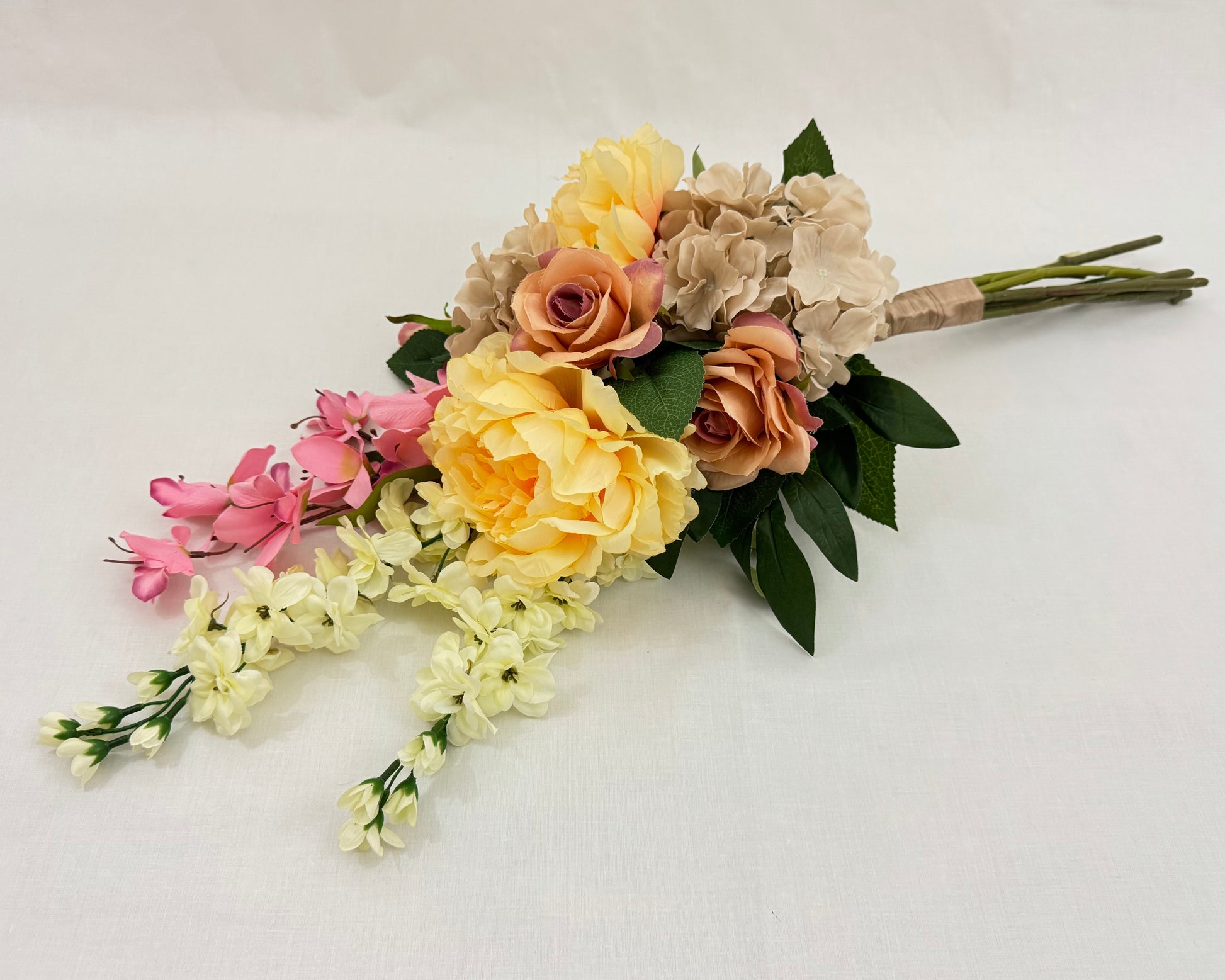 Liggend rouwboeket pioenrozen