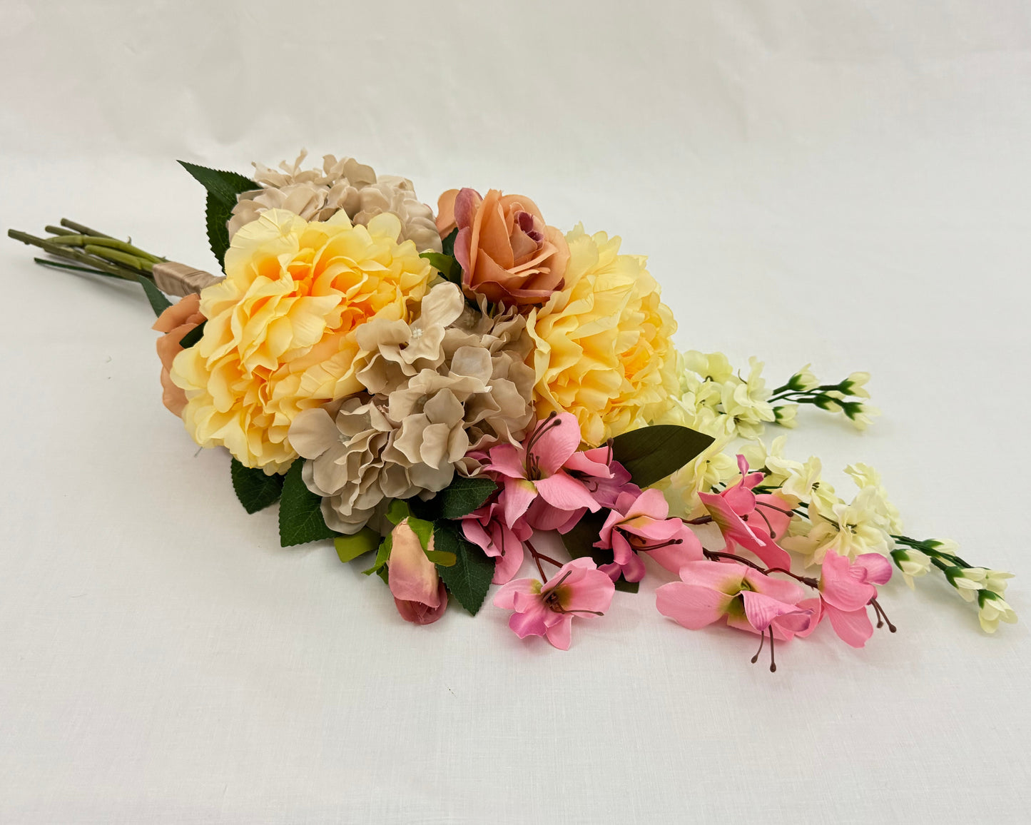 Liggend rouwboeket pioenrozen