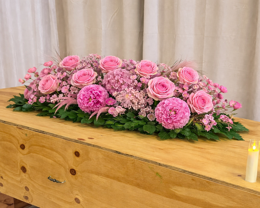 Zijden bloemen op kist