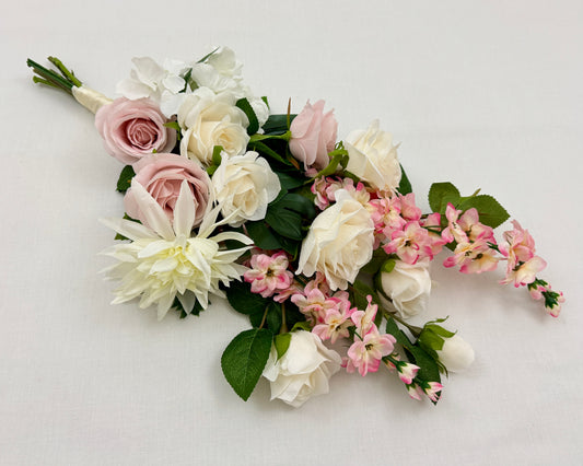 Liggend rouwboeket met roze en witte rozen