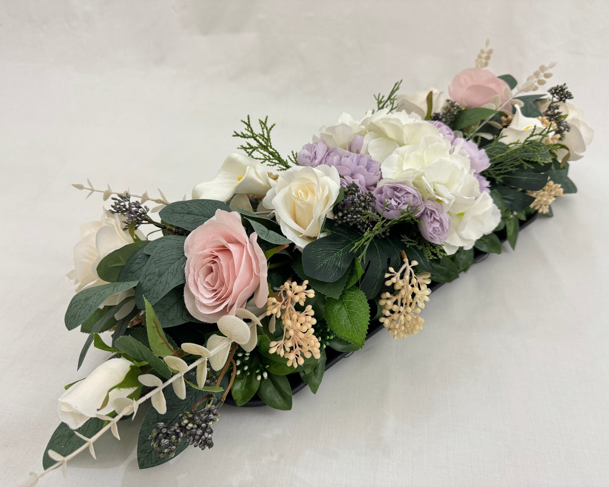 Rouwstuk met pioenrozen en rozen