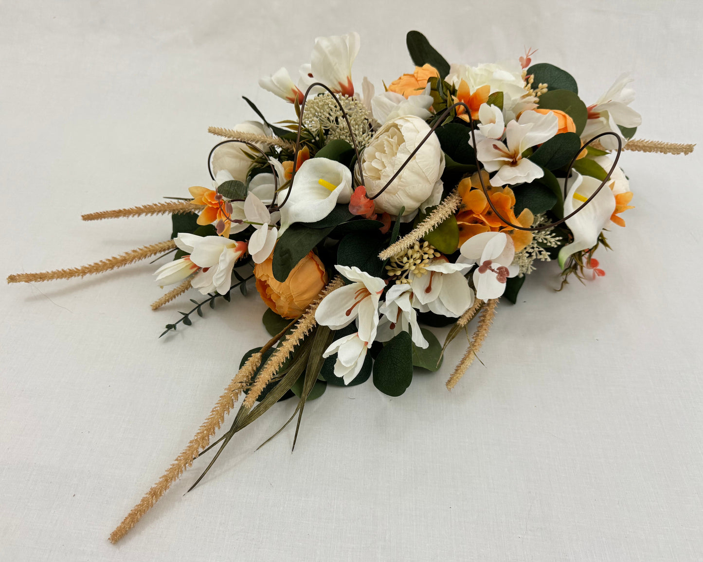 Rouwstuk druppelvormig met pioenrozen