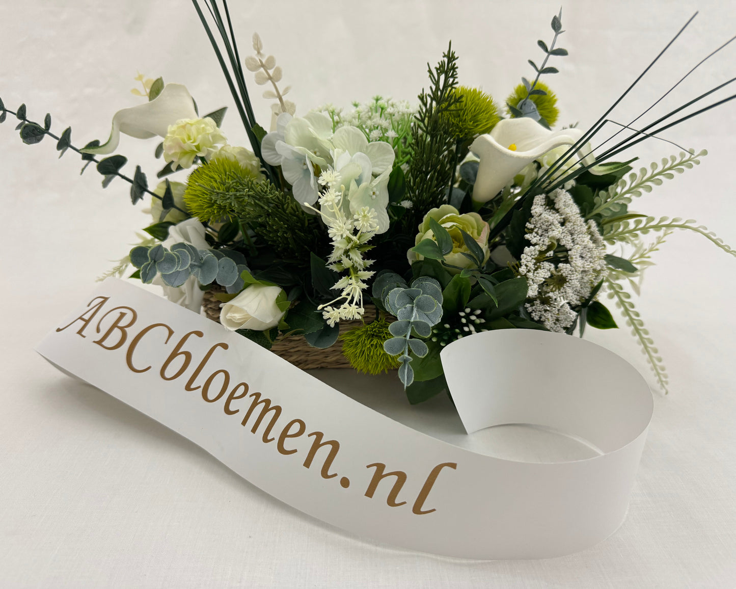 rouwstuk wit in mand bestellen