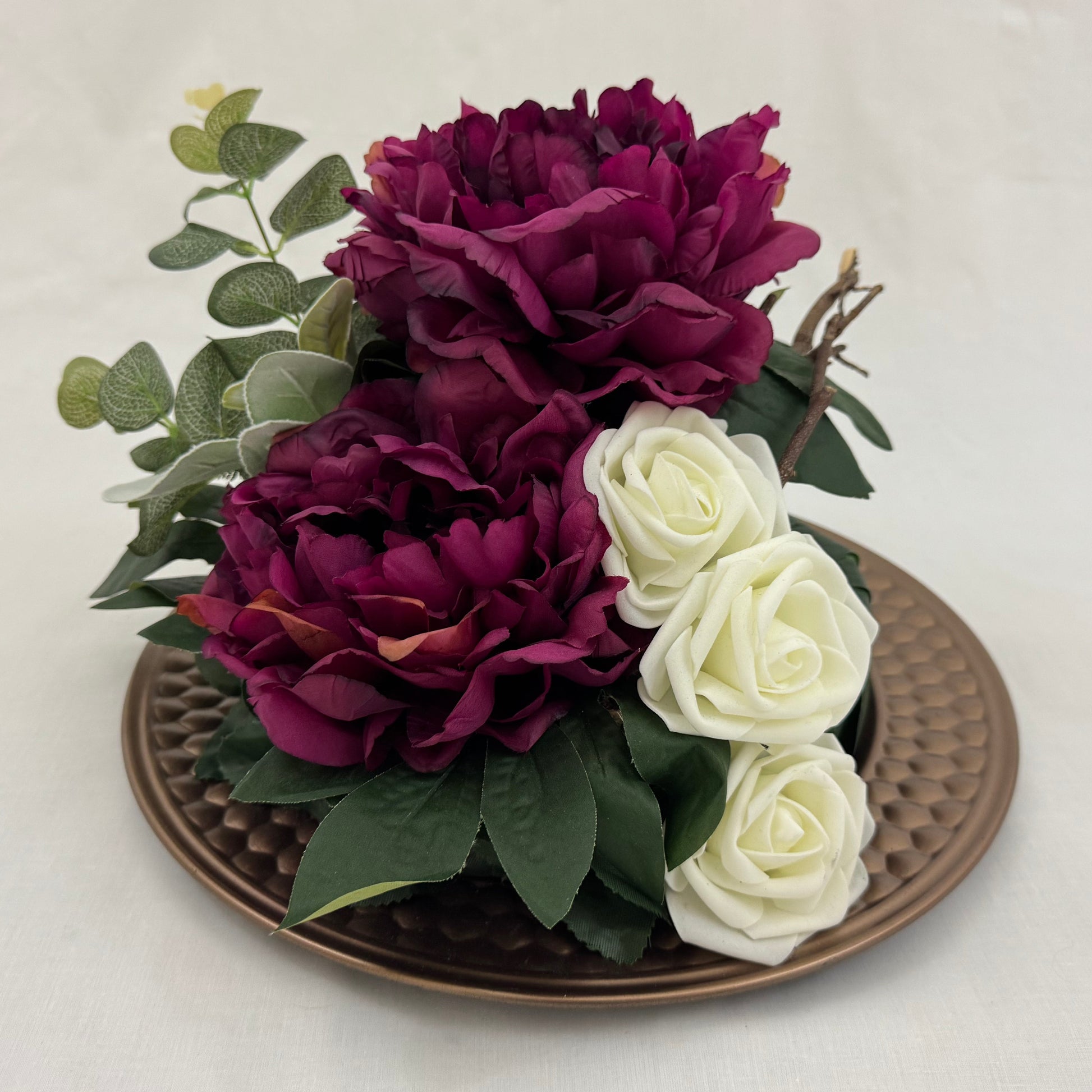 chique rouwstuk met witte rozen