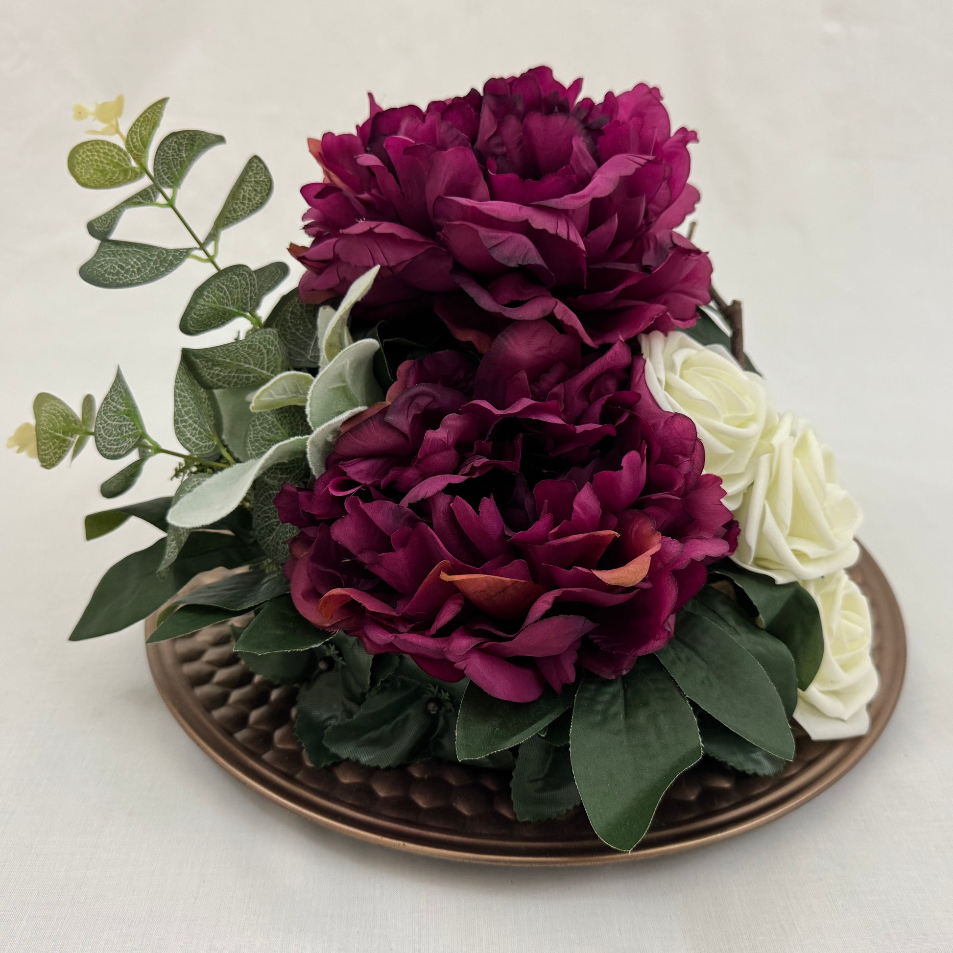 chique rouwstuk met witte rozen