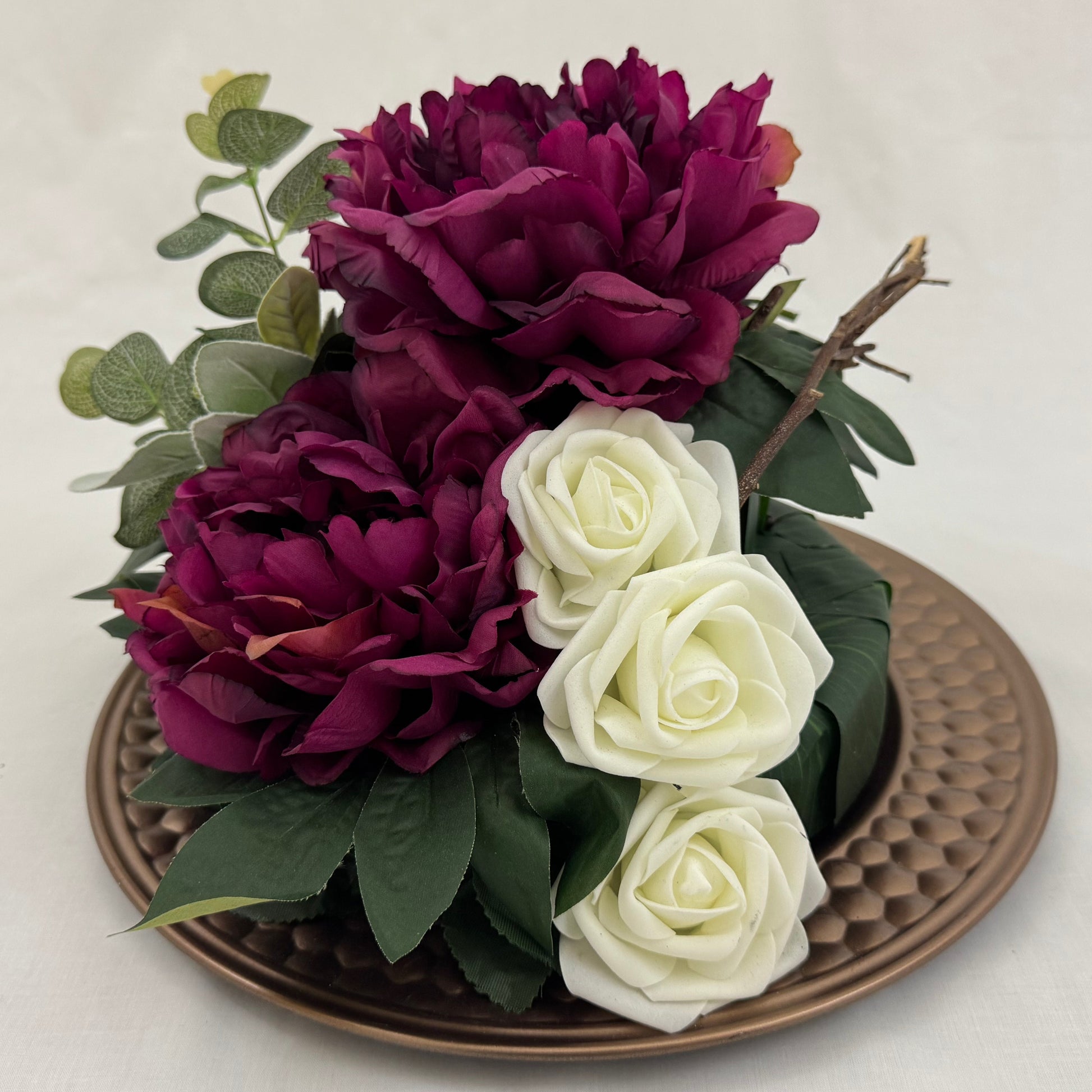 chique rouwstuk met witte rozen