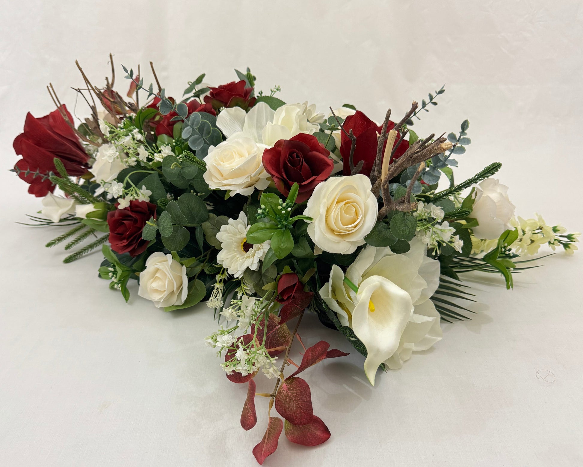 kiststuk met rode en witte bloemen