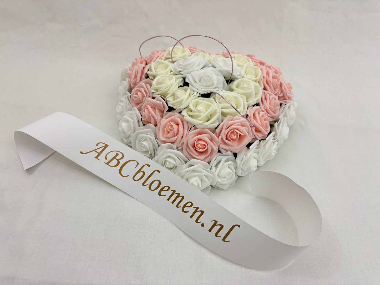 Rouwhart met rozen en rouwlint van ABCbloemen.nl