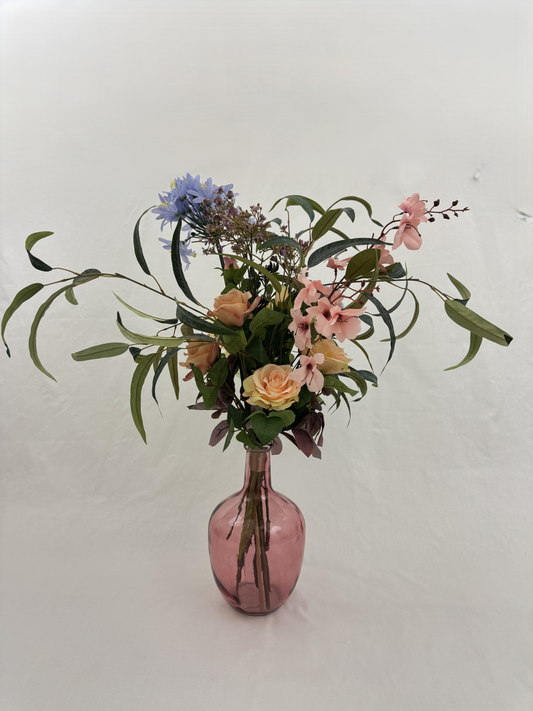 Rouwbloemen in roze vaas