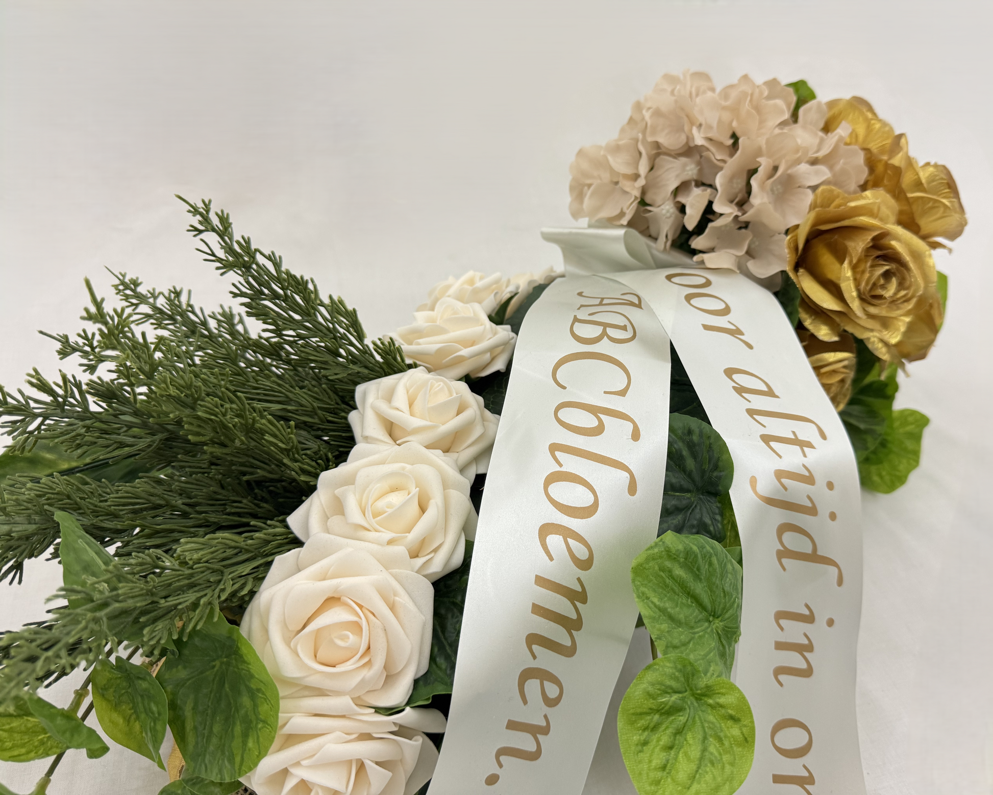 Rouwstuk hortensia rozen en goud