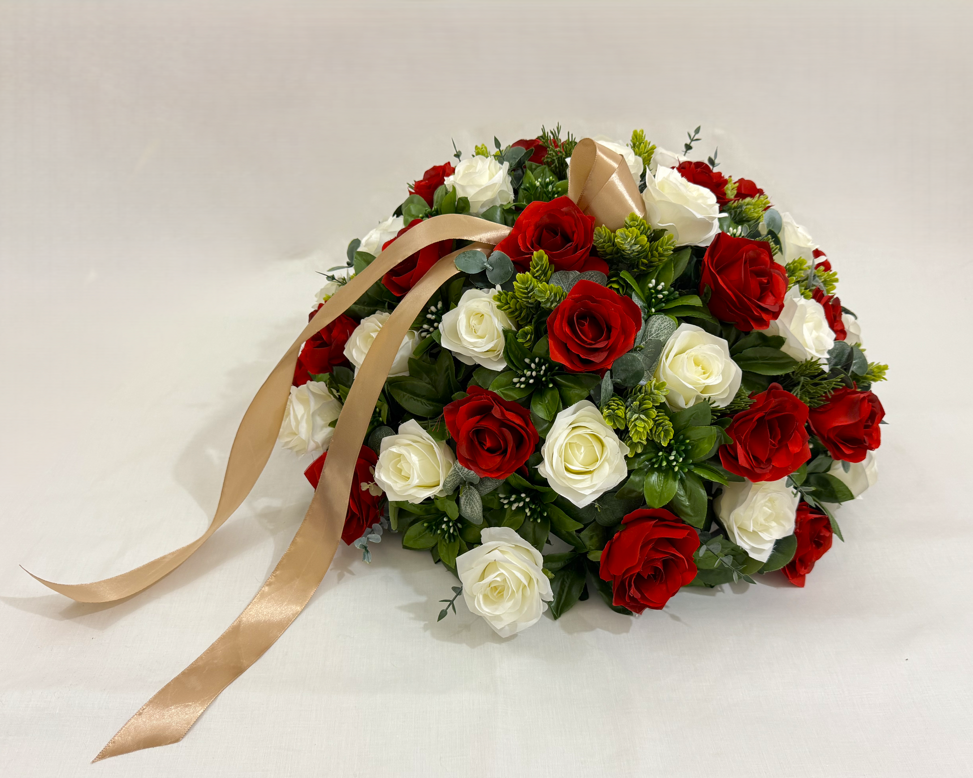 Biedermeier met rode en witte rozen en een rouwlint zonder tekst