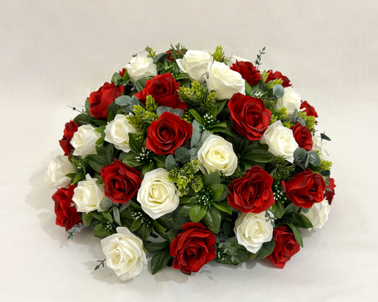 Biedermeier van rode en witte rozen