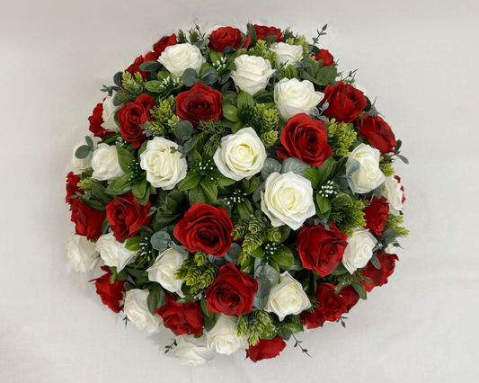 Biedermeier met rode en witte rozen van boven gezien.