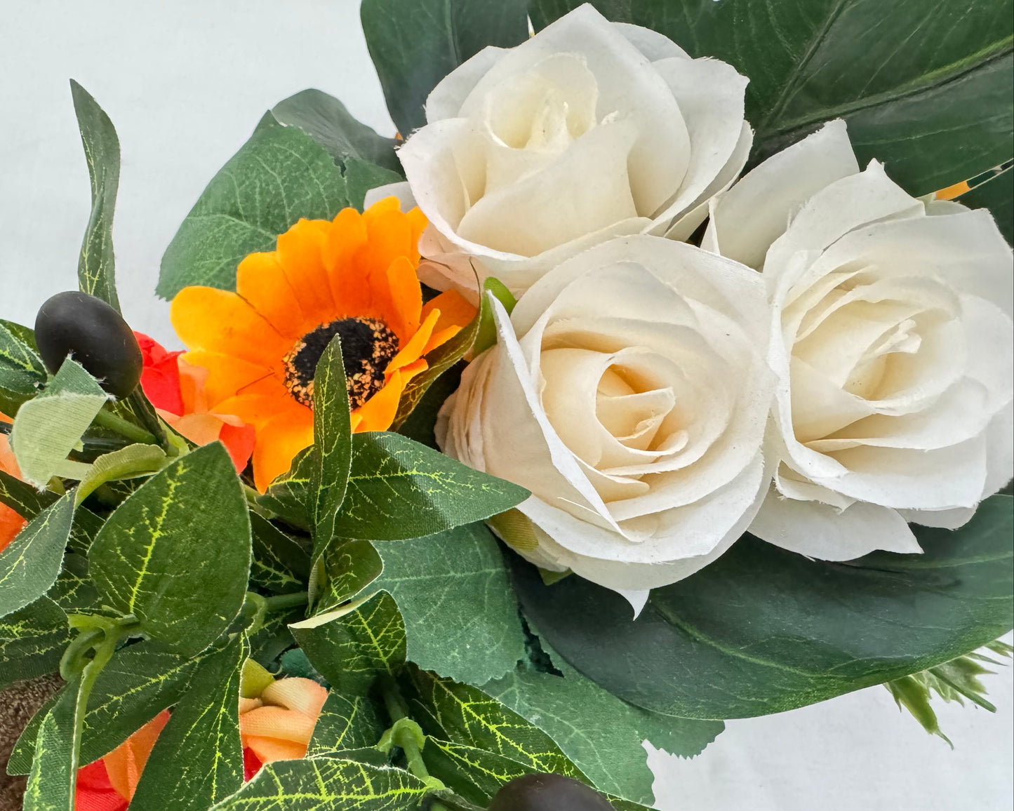 oranje en witte bloemen