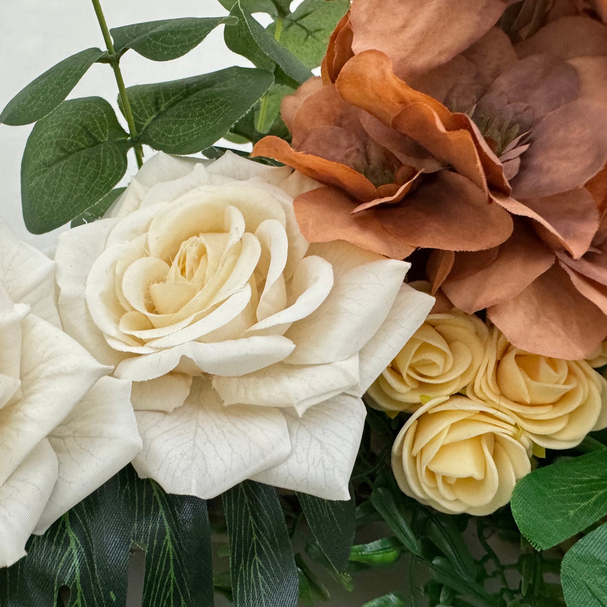 rouwkrans witte rozen