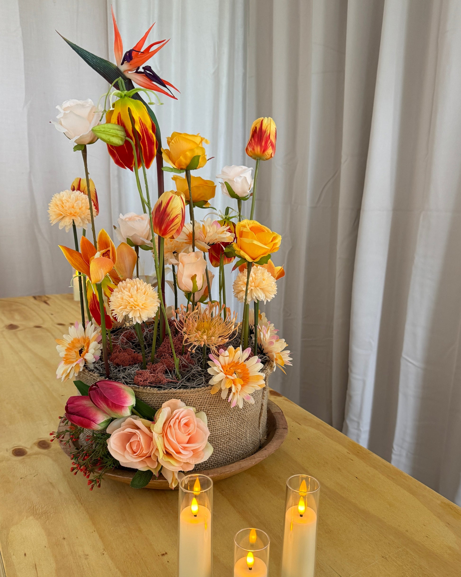 Lenteboeket op rouwkist met kaarsen