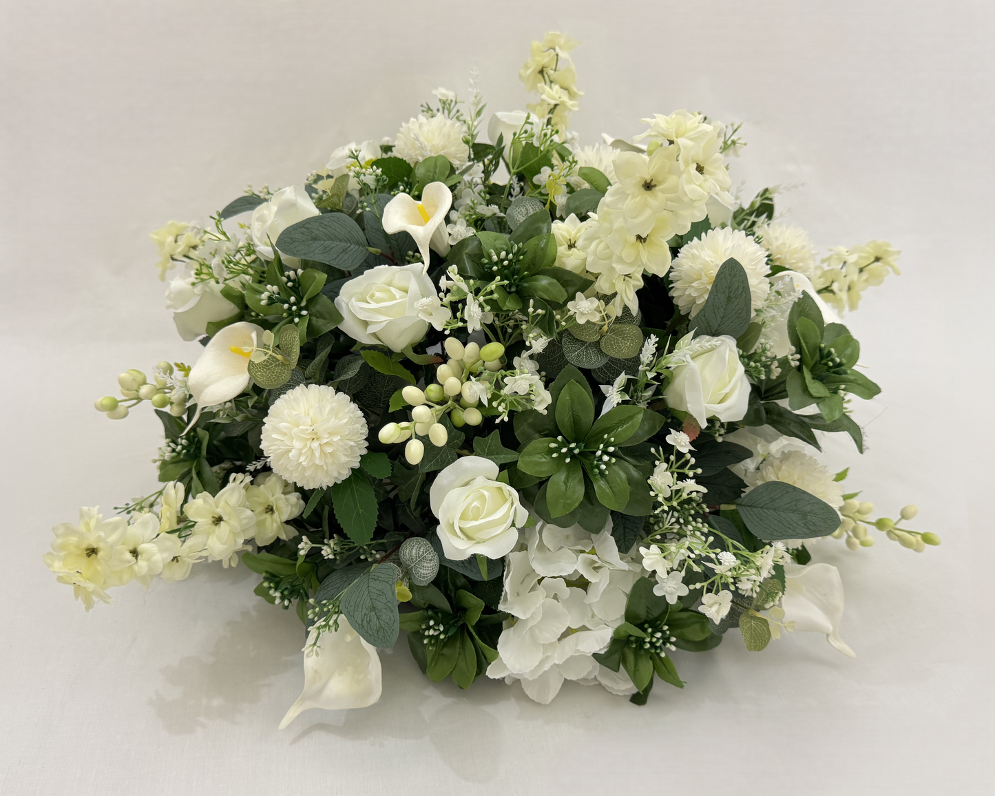 Biedermeier met witte rozen, dahlia's en calla's