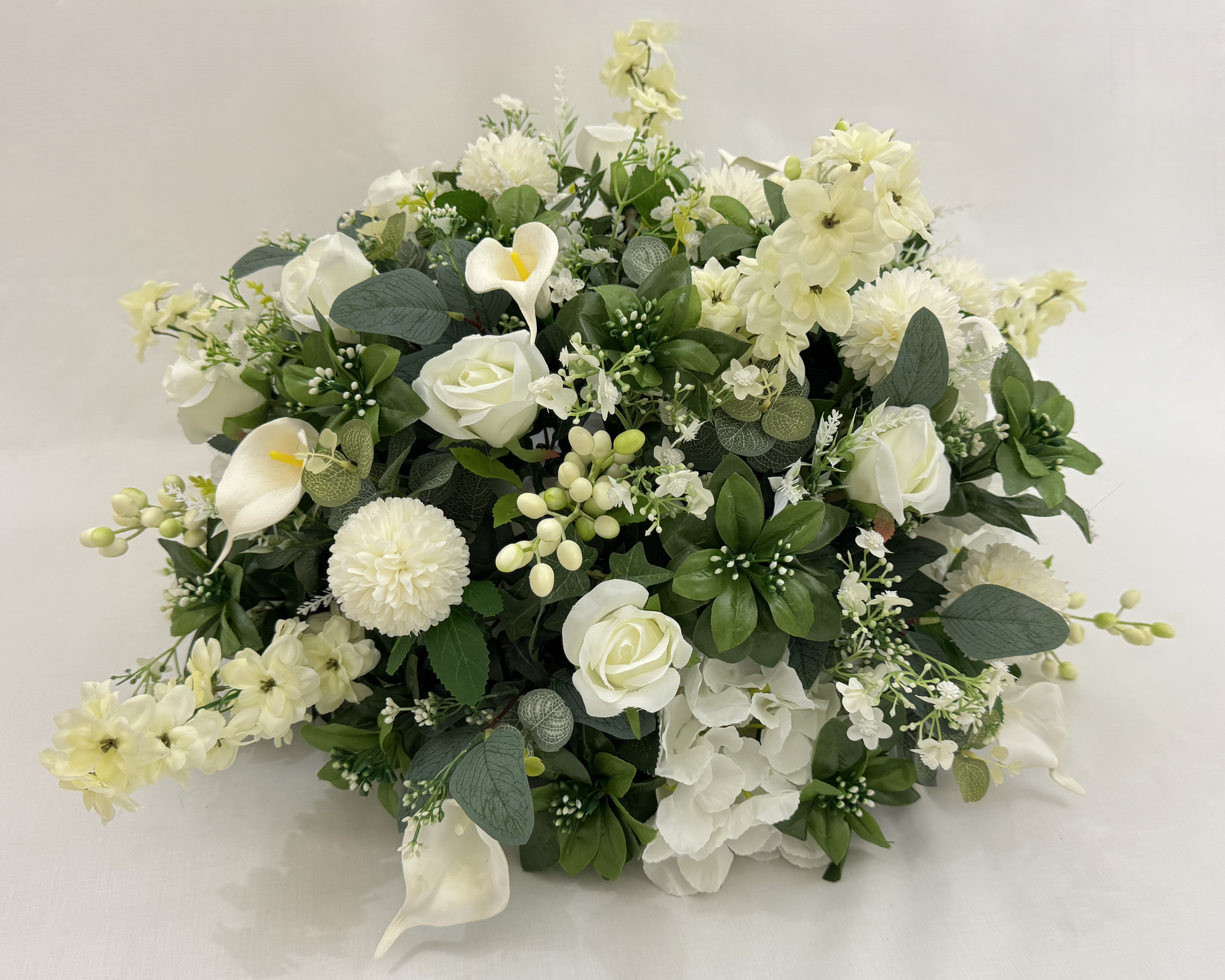 Biedermeier met witte rozen, dahlia's en calla's 