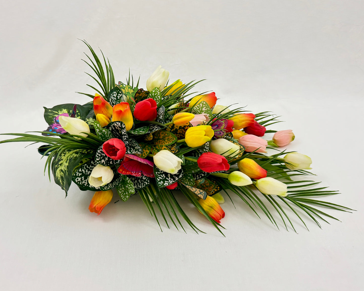 Rouwstuk met tulpen van de zijkant bekeken