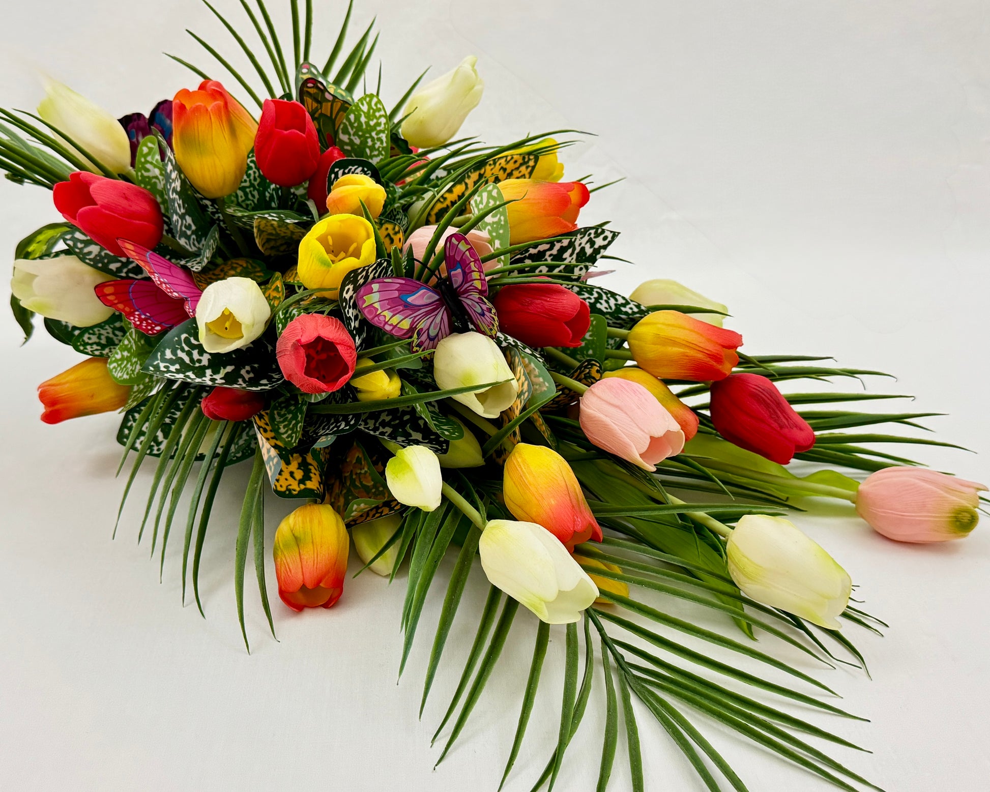 Rouwboeket met tulpen en vlinders