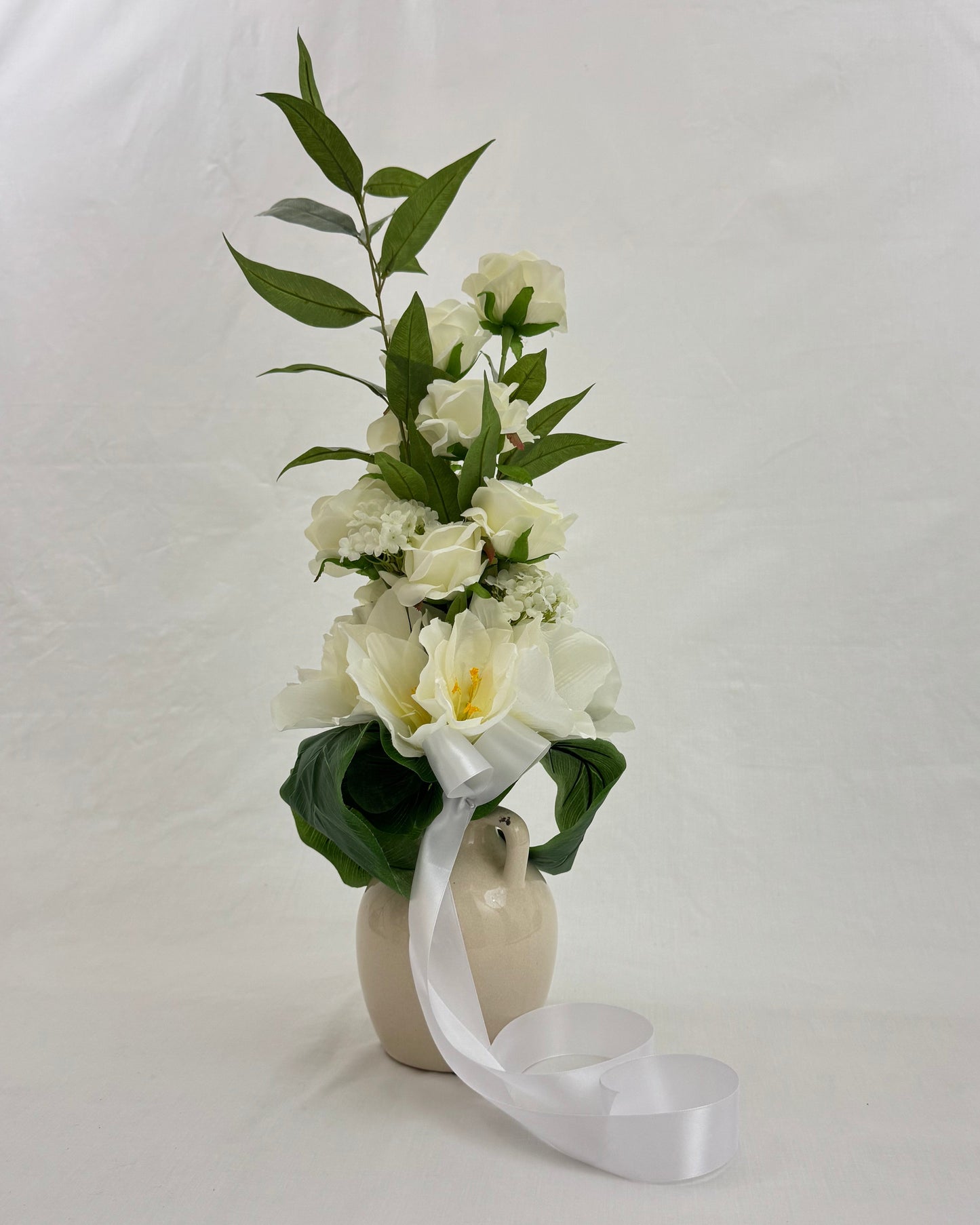 Wit rouwstuk in lief vaasje