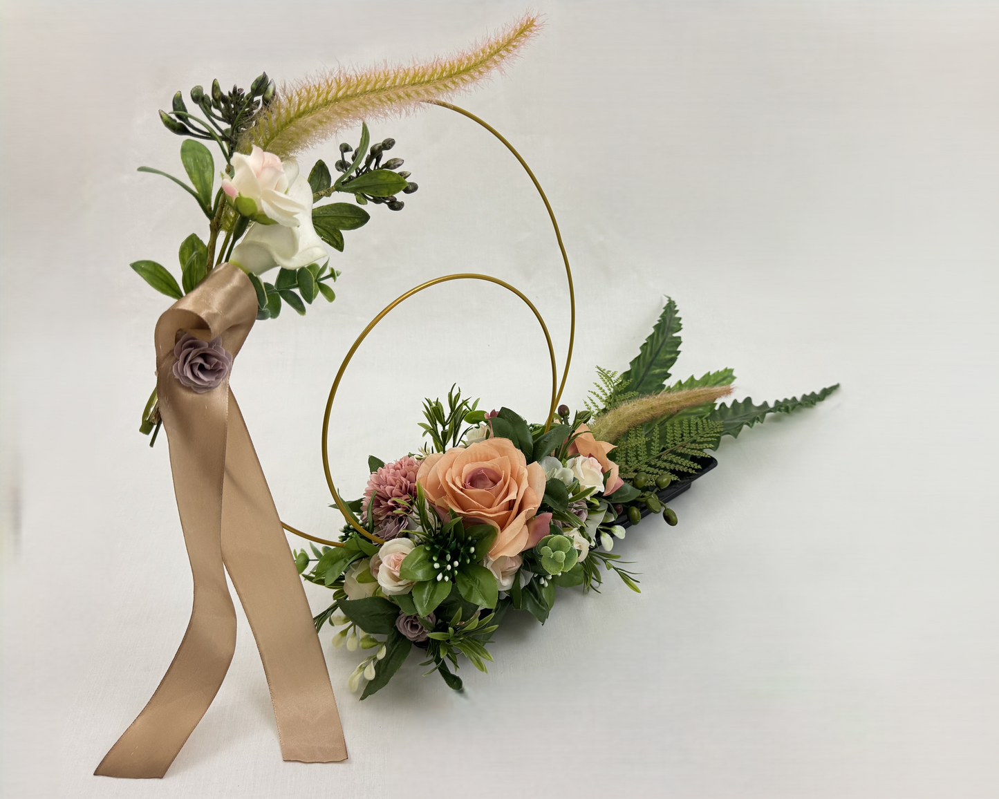 Bijzonder rouwstuk met gouden bogen