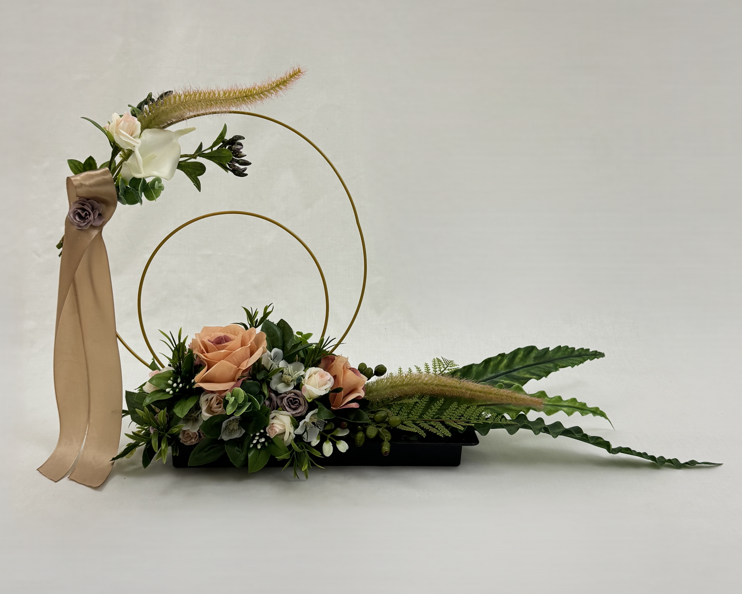 Bijzonder rouwstuk met gouden bogen