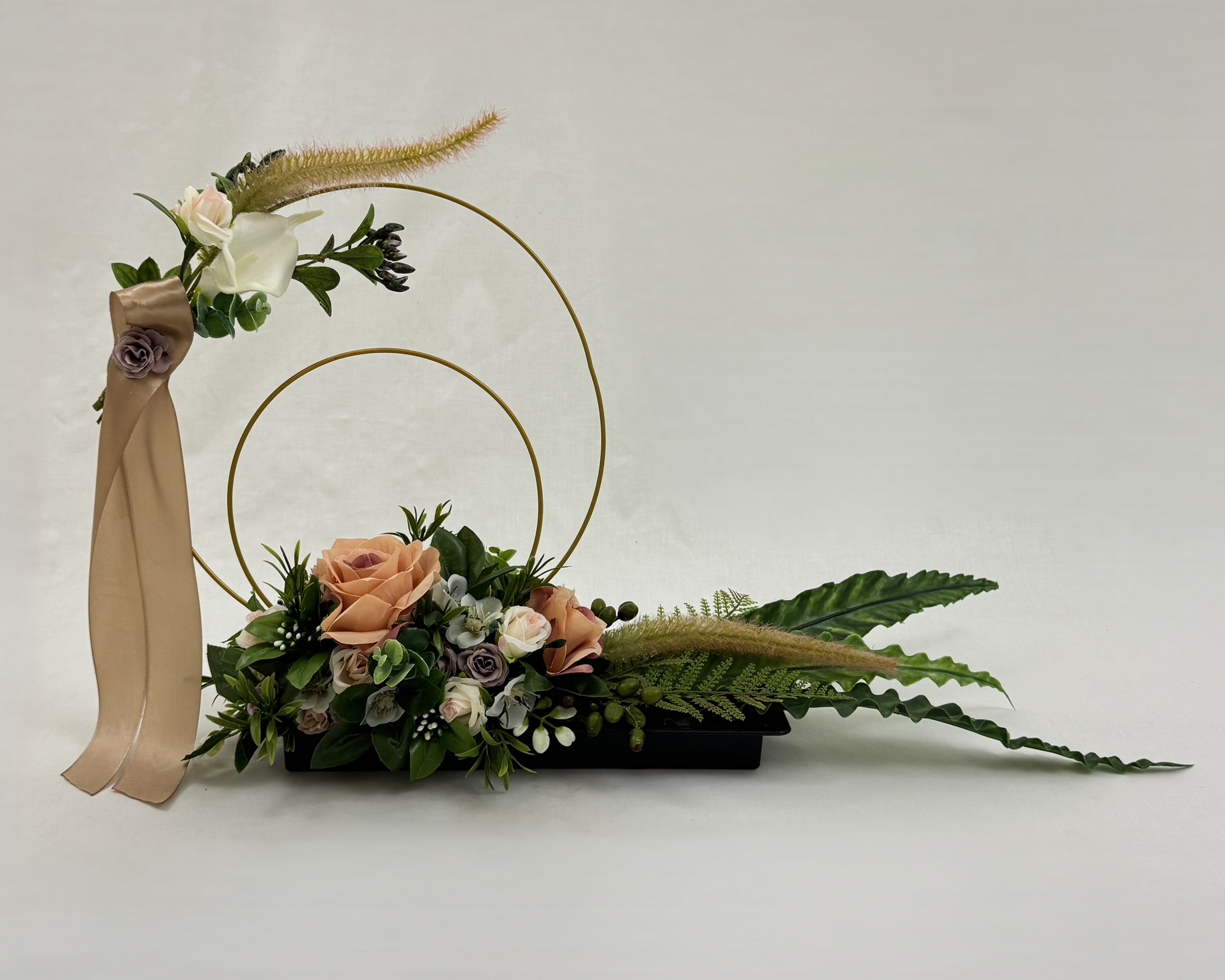 Bijzonder rouwstuk met gouden bogen