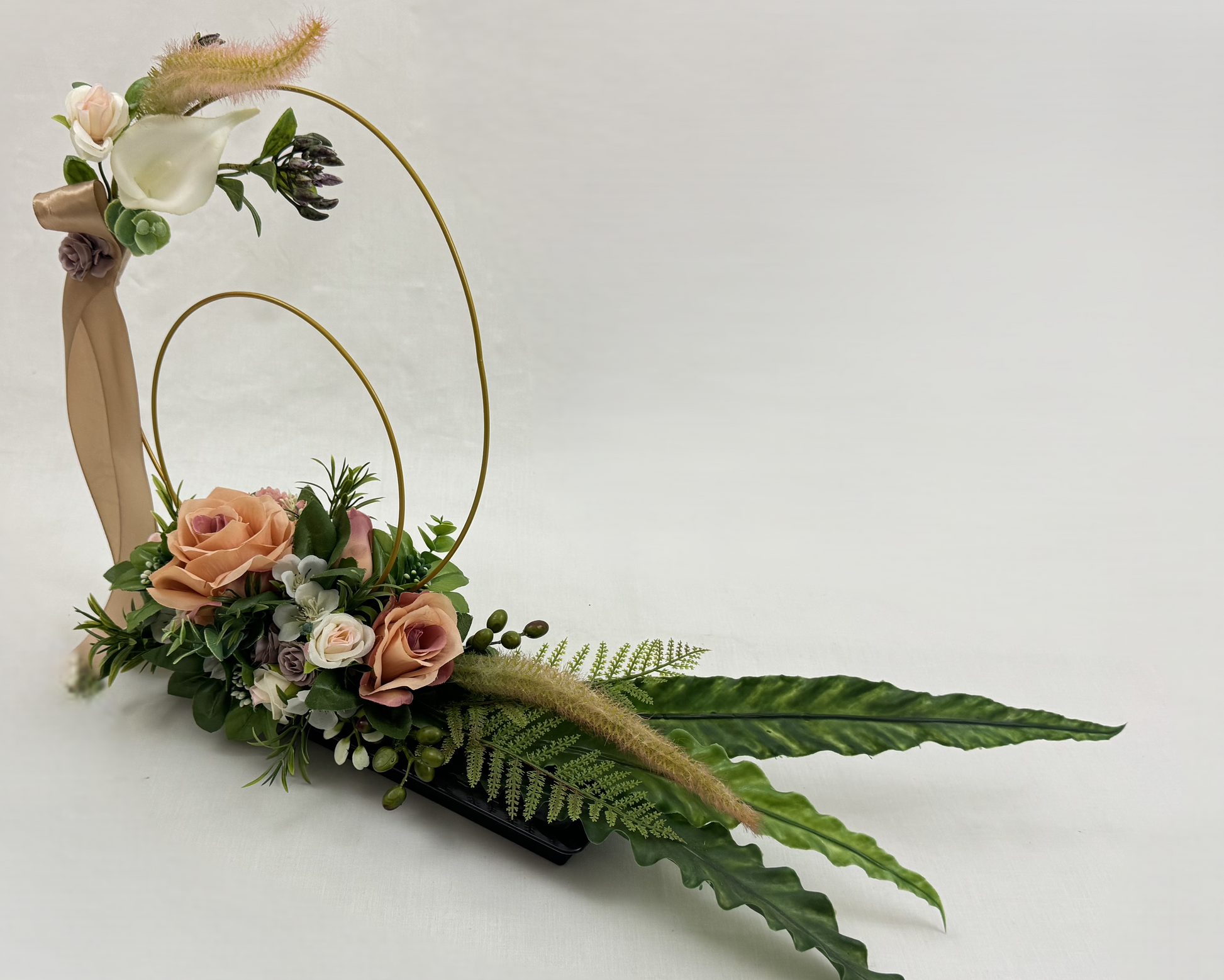 Bijzonder rouwstuk met gouden bogen