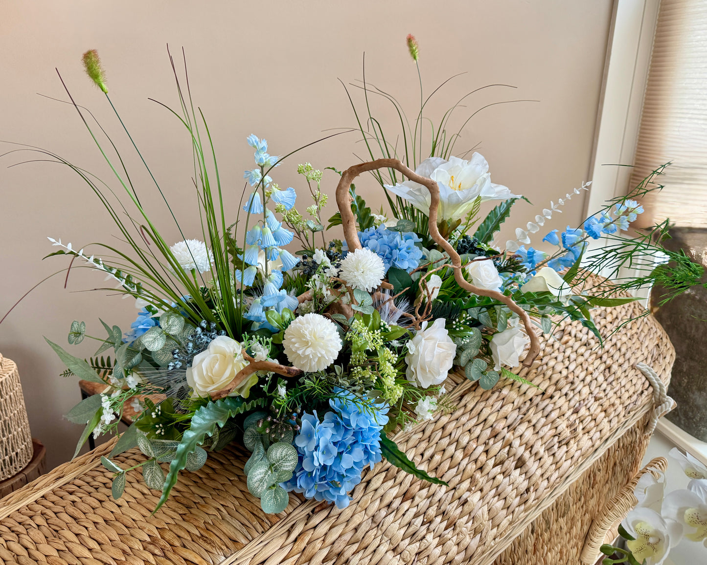 Rouwstuk op rieten grafmand