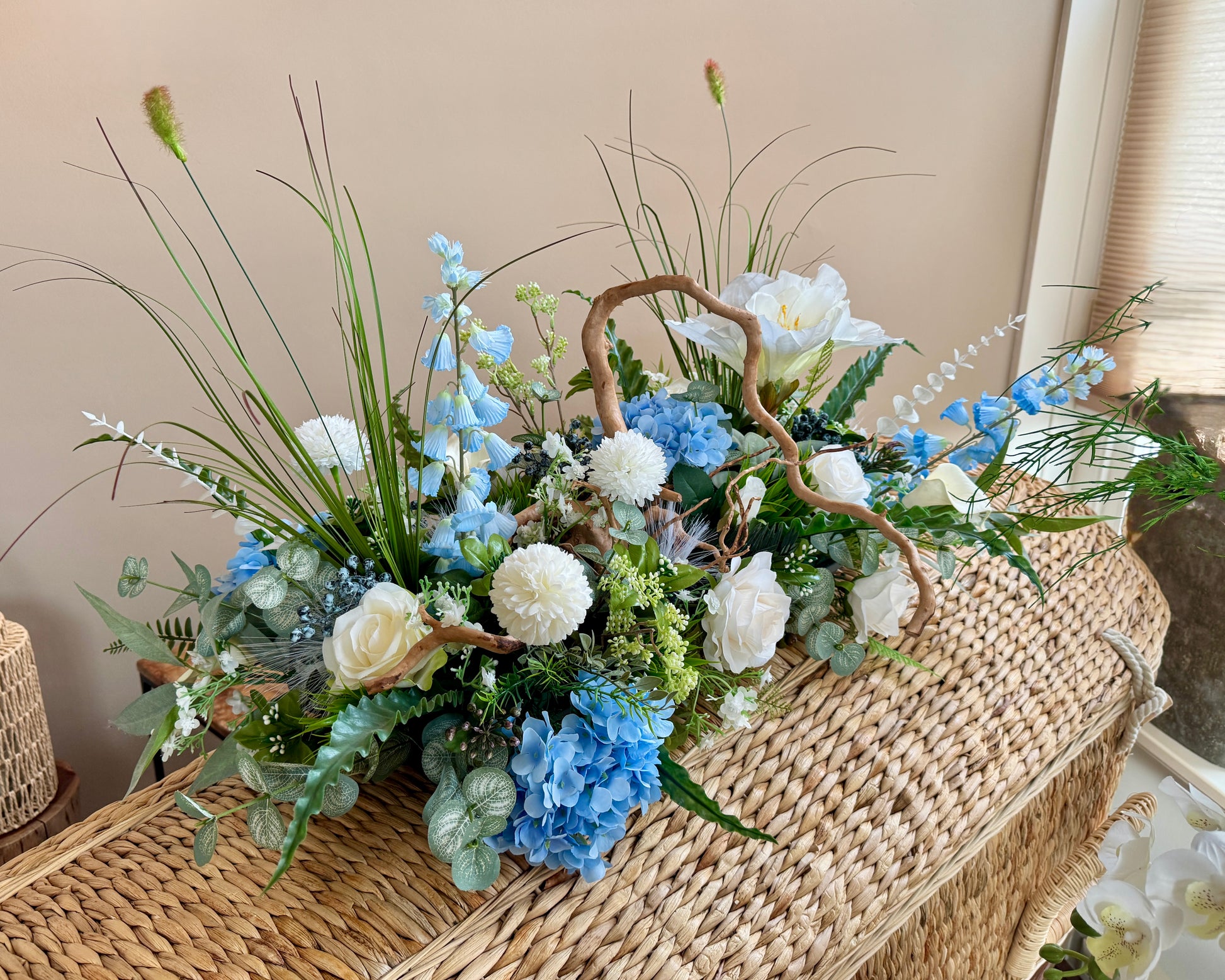 Rouwstuk op rieten grafmand