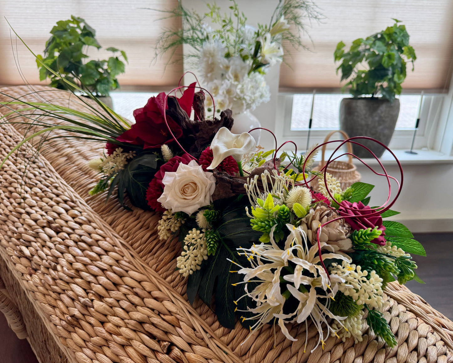 Rood en wit rouwstuk op grafmand