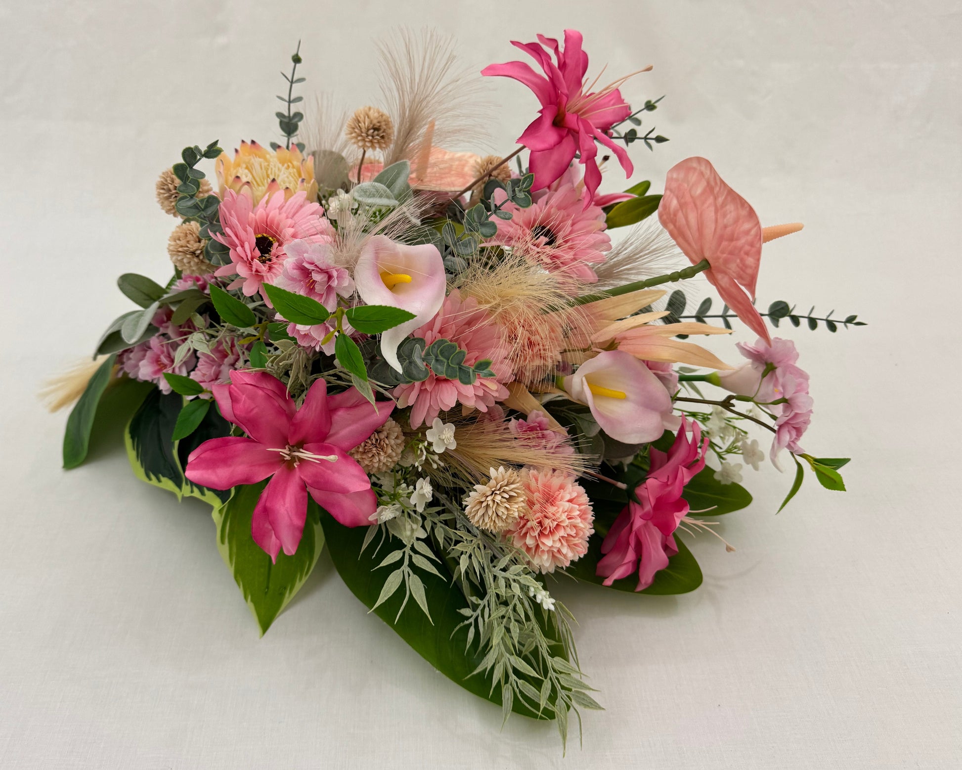 Rijkelijk gevuld rouwboeket roze