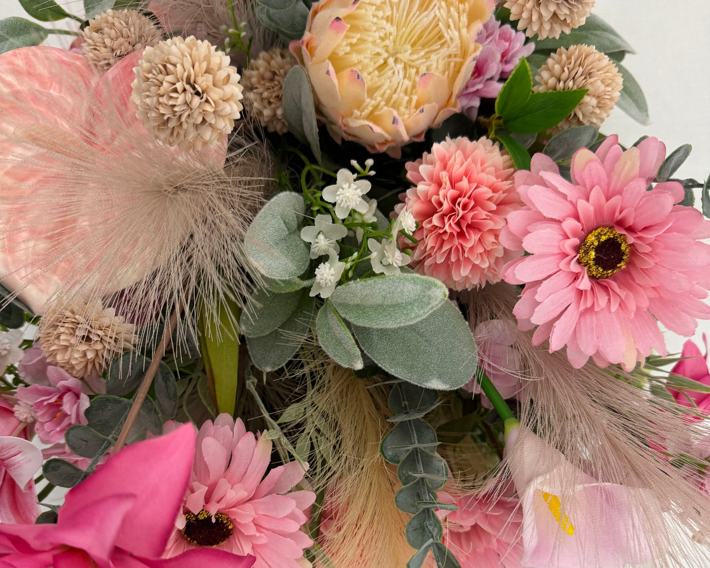 Rijkelijk gevuld rouwboeket roze