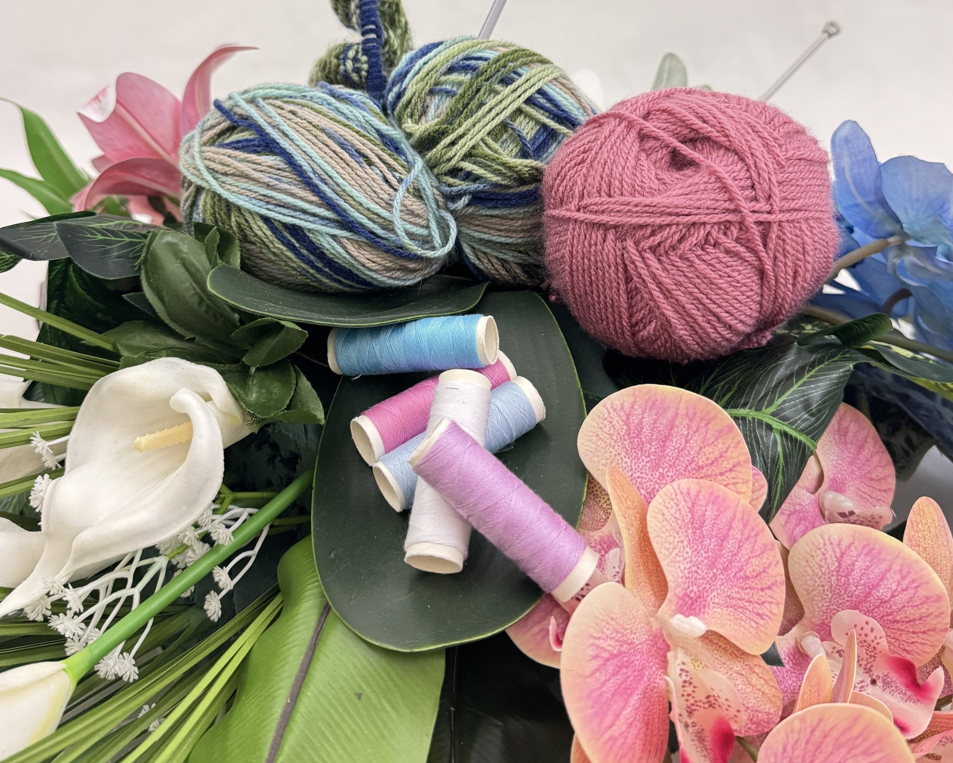 Rouwstuk met breinaalden en bollen wol