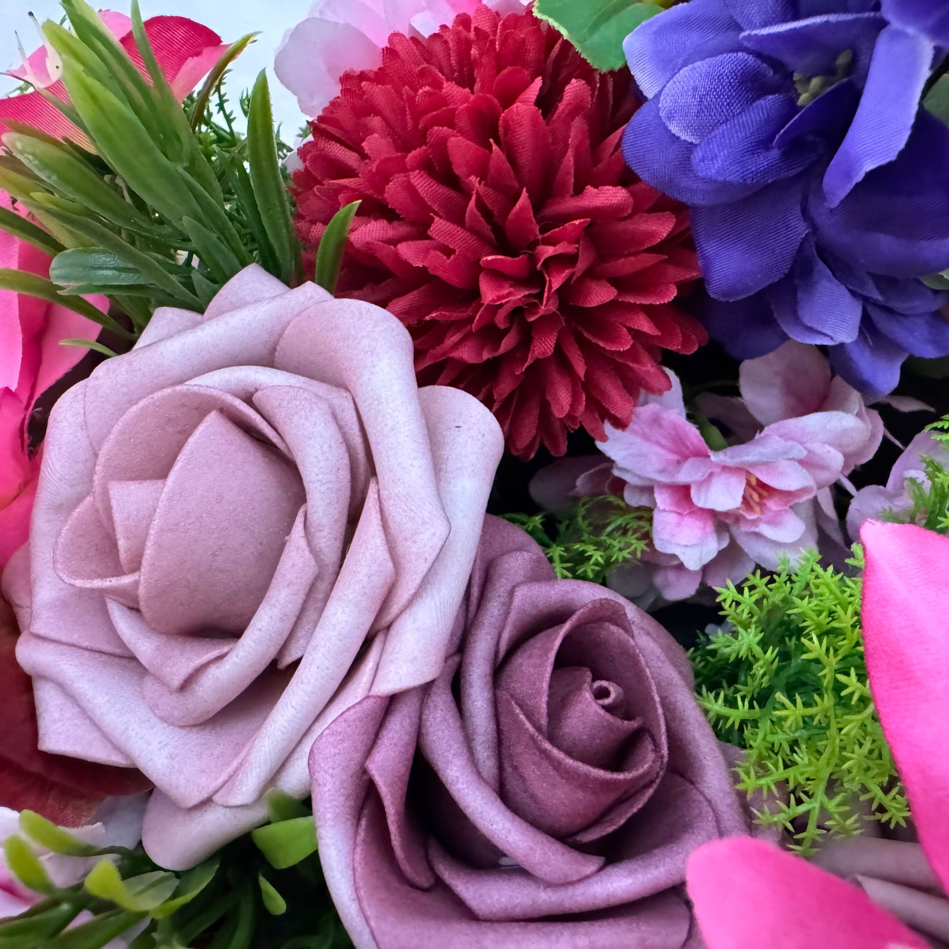 rouwkrans met roze en paarse bloemen