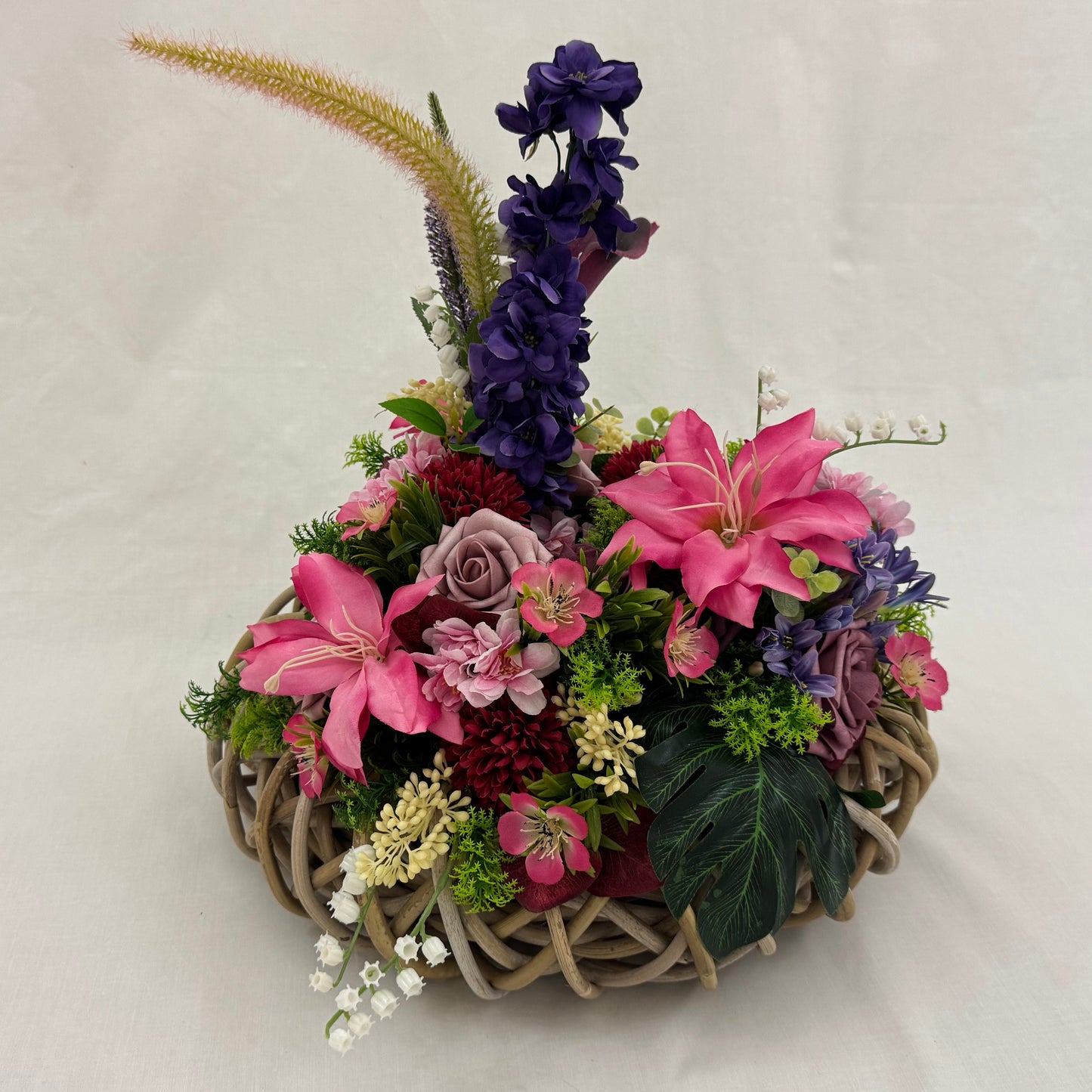 rouwkrans met roze en paarse bloemen