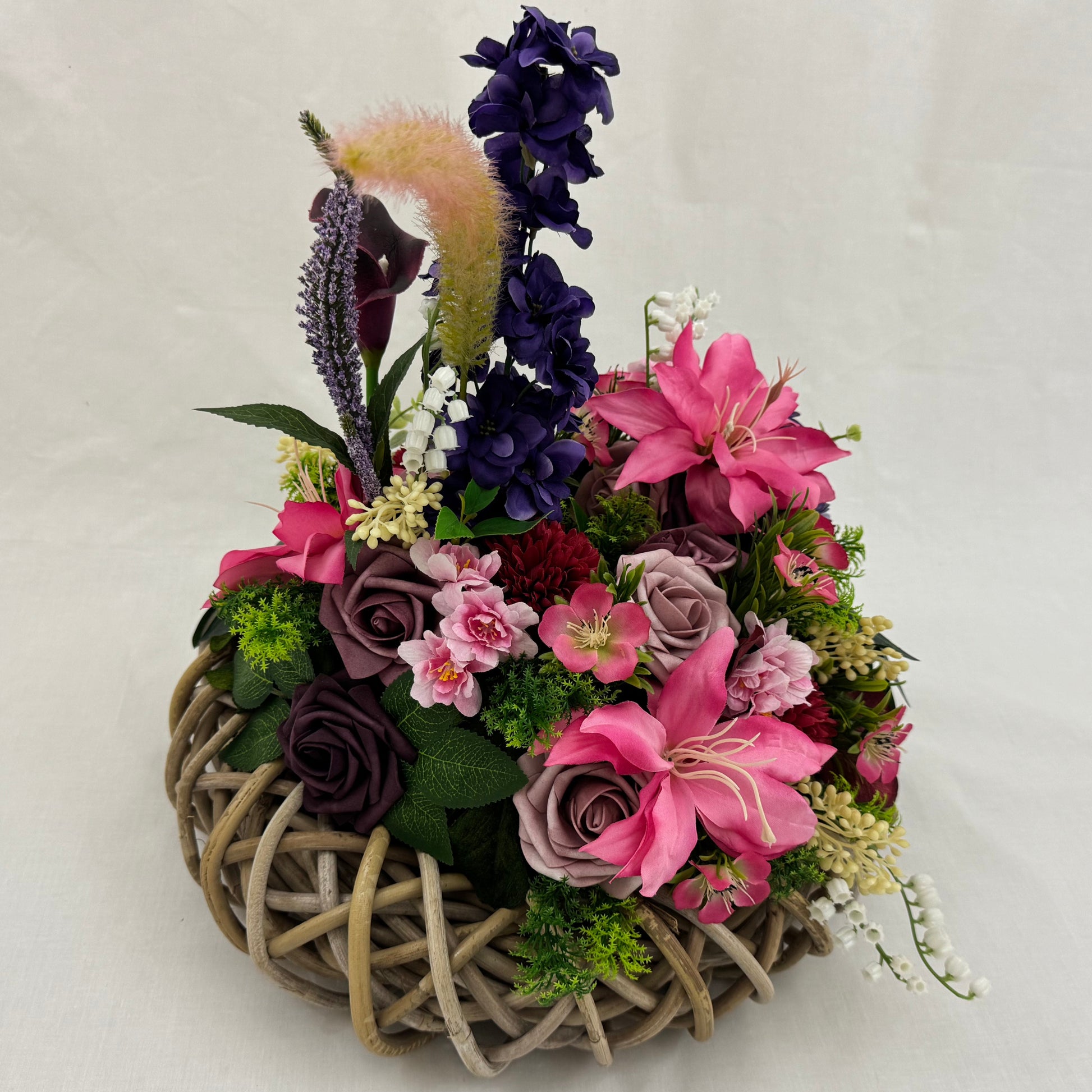 rouwkrans met roze en paarse bloemen