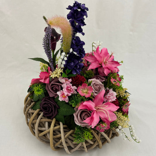 rouwkrans met roze en paarse bloemen