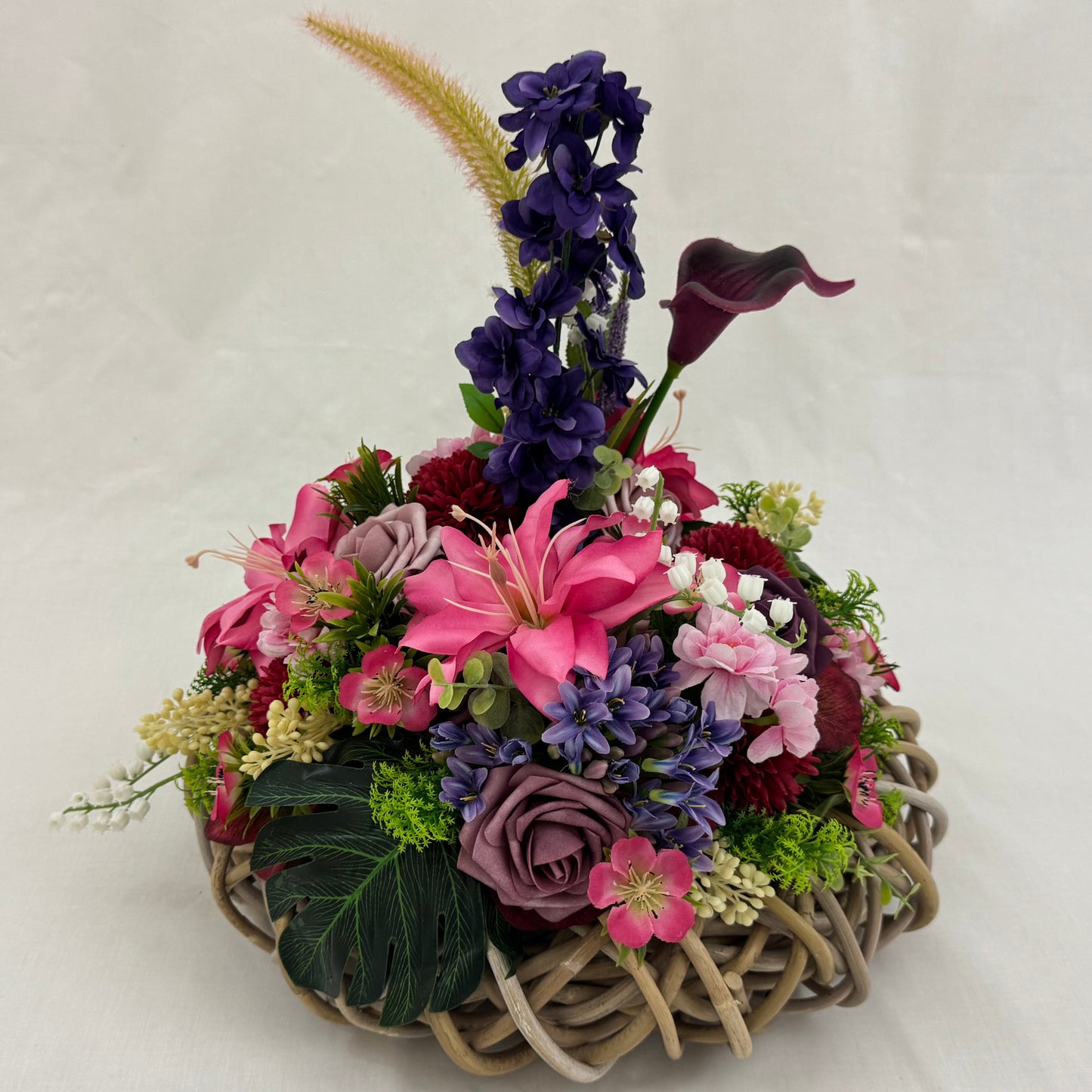 rouwkrans met roze en paarse bloemen