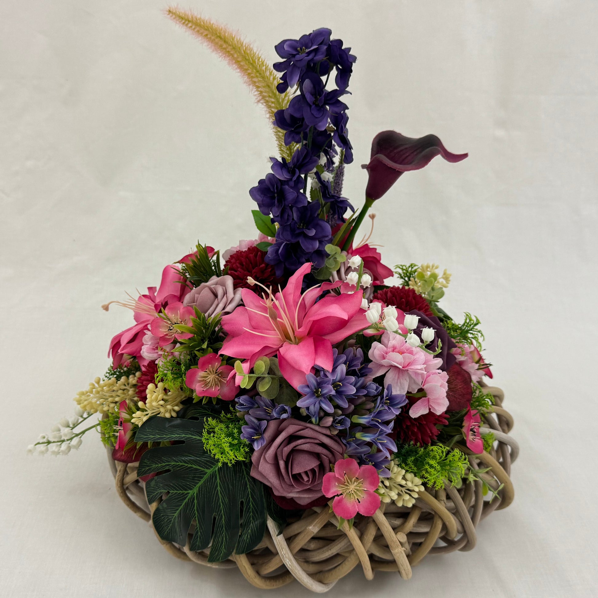 rouwkrans met roze en paarse bloemen